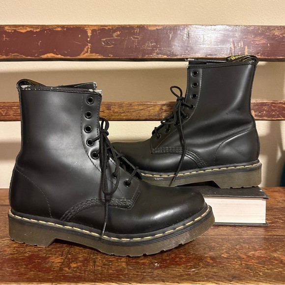 Dr. Martens 1460 Black Smooth Leather Lace Up Boots 8 Hole Classic Military Docs - Picture 1 of 14